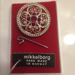Sterling silver brooch with Garnet stone